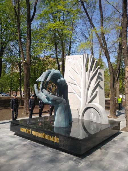 В Кривом Роге открыли памятник чернобыльцам (фото)