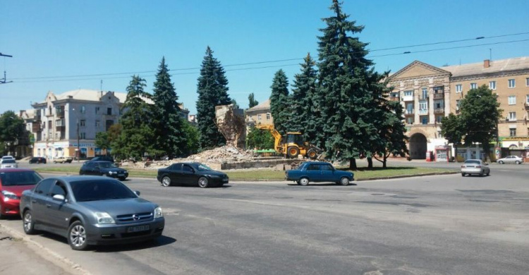 В Кривом Роге убрали постамент  на площади перед парком "Саксаганский" (ФОТОФАКТ)