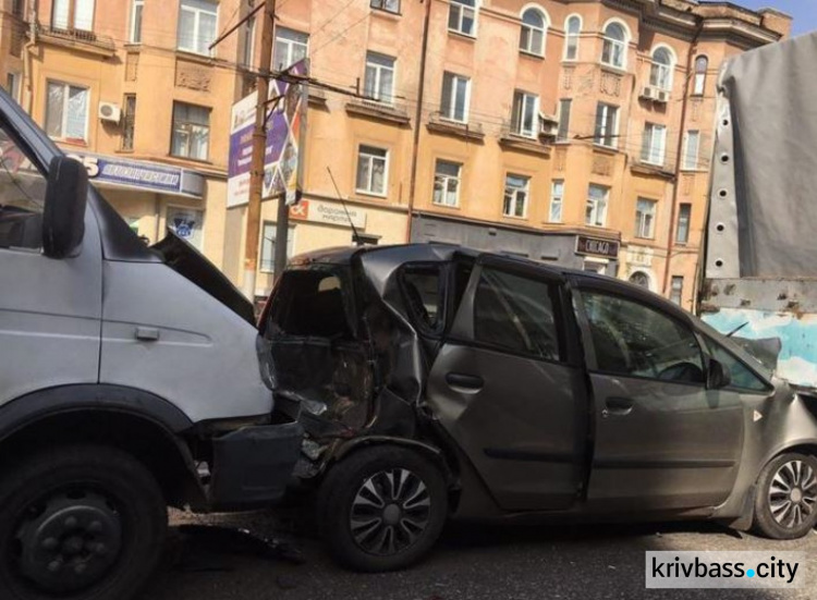 В аварии в Кривом Роге столкнулись четыре машины (ФОТО)