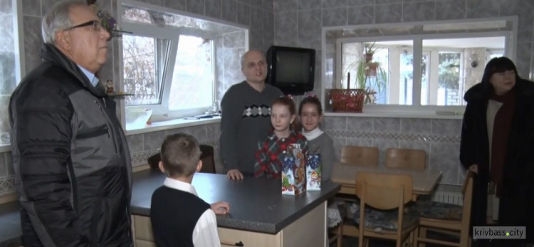 В Кривом Роге сразу два детских дома семейного типа отпраздновали новоселье (фото)