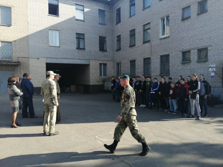 В Кривом Роге провели молодое пополнение в ряды Вооружённых Сил Украины (фото)