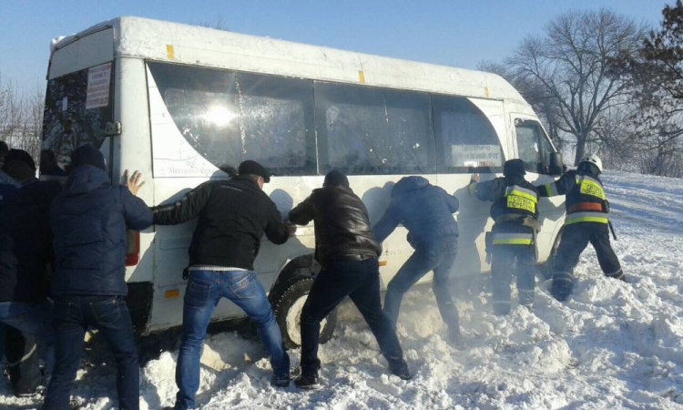 На трассе Днепр - Кривой Рог перевернулся автобус с пассажирами (ФОТО)