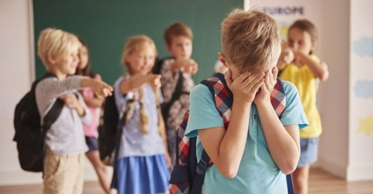 Родителям криворожских школьников напомнили, куда обращаться, если их ребенок подвергается издевательствам