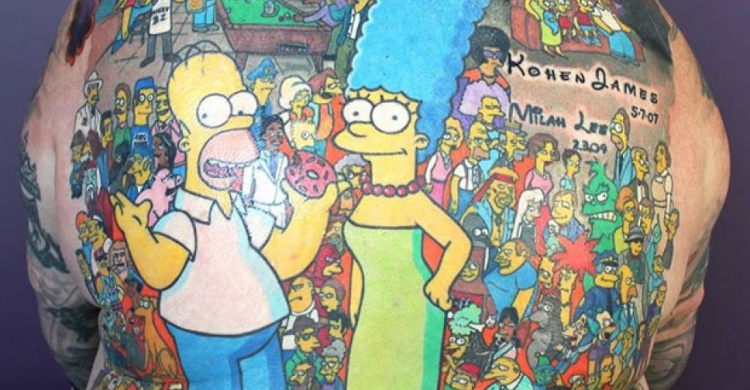 Австралиец набил на спине 203 наколки с персонажами мультфильма "Симпсоны"