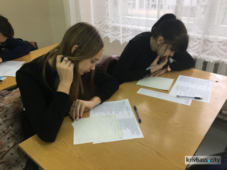 Будущие абитуриенты Кривого Рога попробовали свои силы в тестировании по украинскому языку и литературе