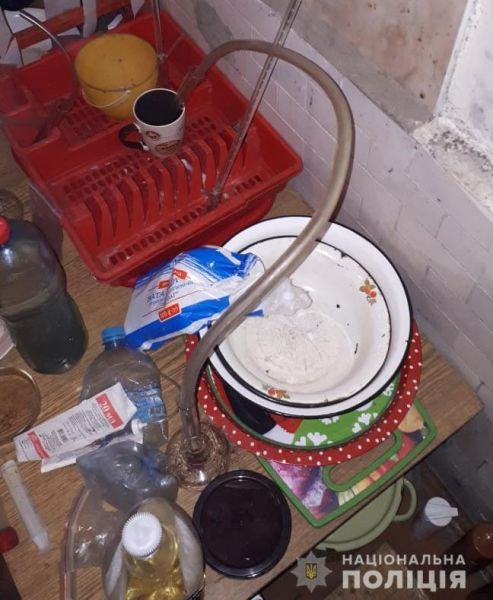 В Кривом Роге местный житель приторговывал наркотиками из собственной лаборатории в собственном наркопритоне (фото)
