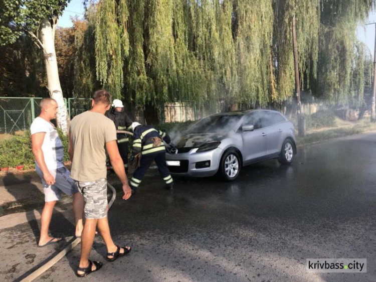 Пожар в Кривом Роге: огонь охватил иномарку возле жилого дома (ФОТО)