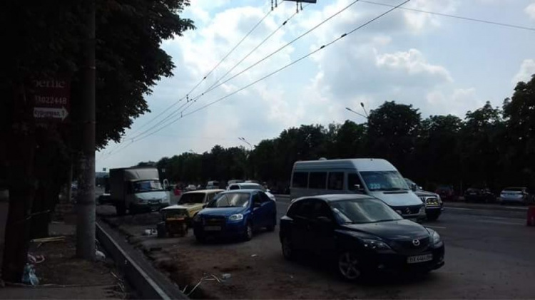 Криворожан просят не оставлять машины на автодороге, где проходит ремонт (ФОТО)