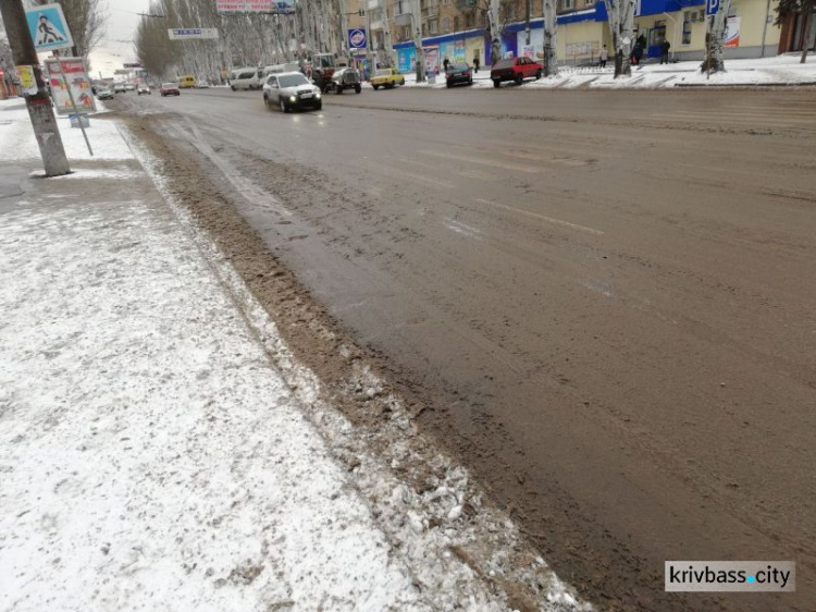 А снег идет: на расчистке дорог в Кривом Роге задействовано 47 единиц техники