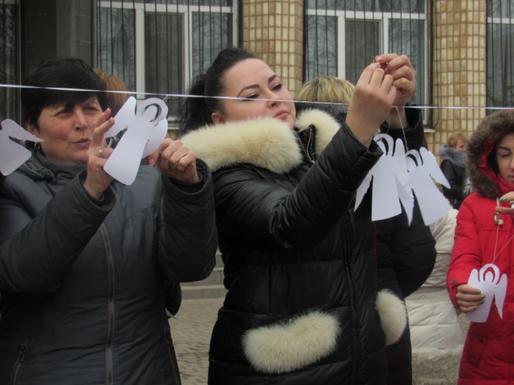 В Кривом Роге улицу украсили бумажными ангелами в память о Героях Небесной Сотни (видео)