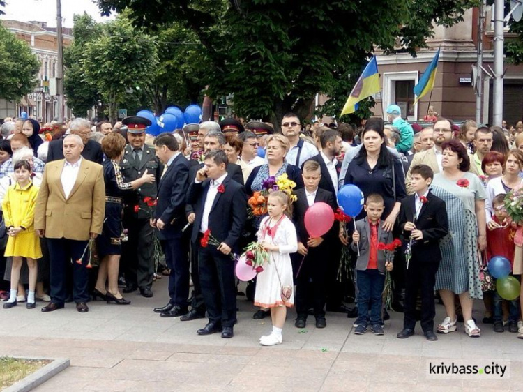Ветераны, торжественные шествия, митинг, цветы и шары: как в Кривом Роге празднуют 9 мая (ФОТОРЕПОРТАЖ)+(ВИДЕО)+(ОБНОВЛЯЕТСЯ)