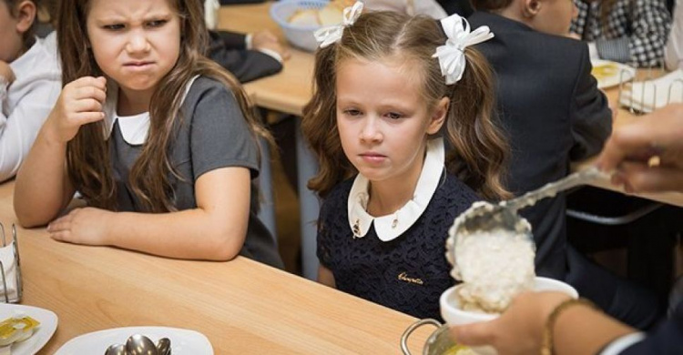 В Кривом Роге активисты подсчитали, сколько еды в школьных столовых выбрасывают в помойное ведро