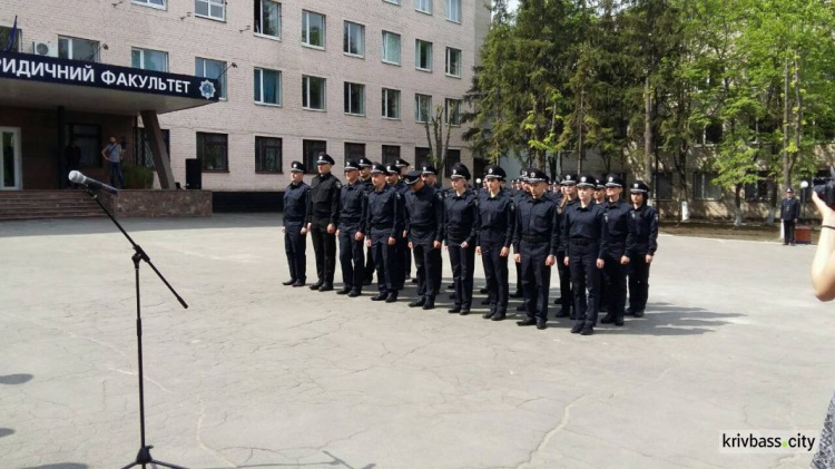 На службу в полицию Кривого Рога заступили 25 новых патрульных (ФОТОРЕПОРТАЖ)