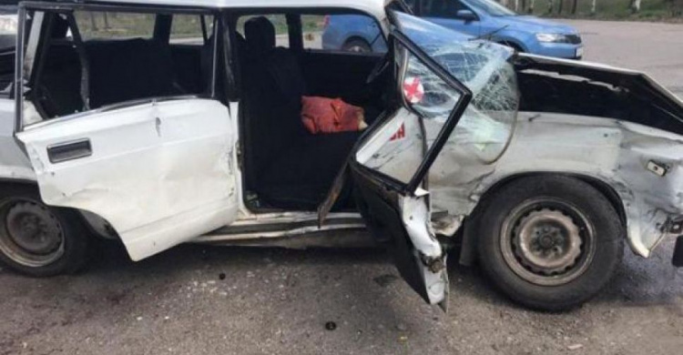 В Кривом Роге столкнулись сразу три автомобиля, пострадали медики