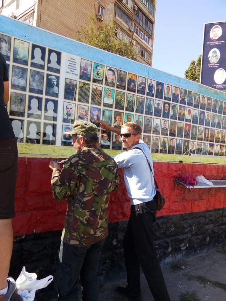 В Кривом Роге удлинили стелу с фотографиями погибших в АТО жителей Кривого Рога (фото)