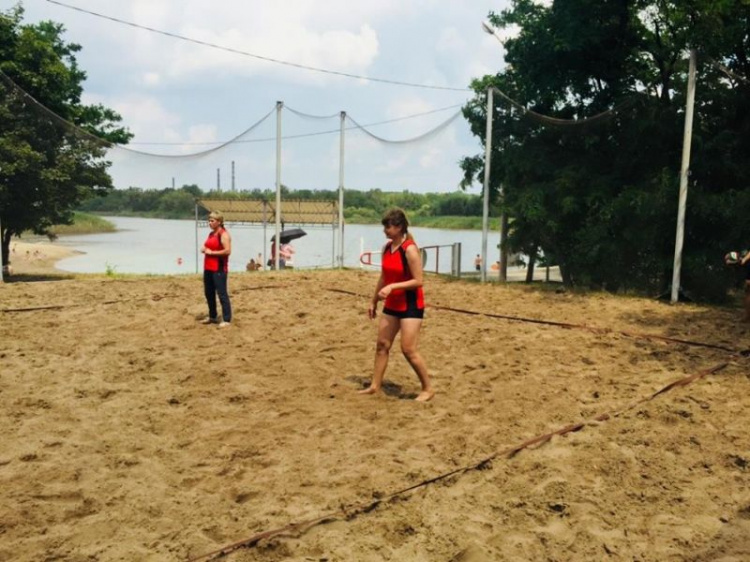 Спортивный дух: в Кривом Роге прошли соревнования по парковому волейболу (ФОТО)