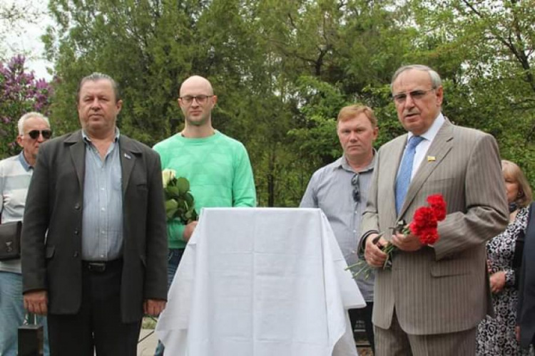 В Кривом Роге открыли памятник скульптору и почетному гражданину города Александру Васякину (фото)