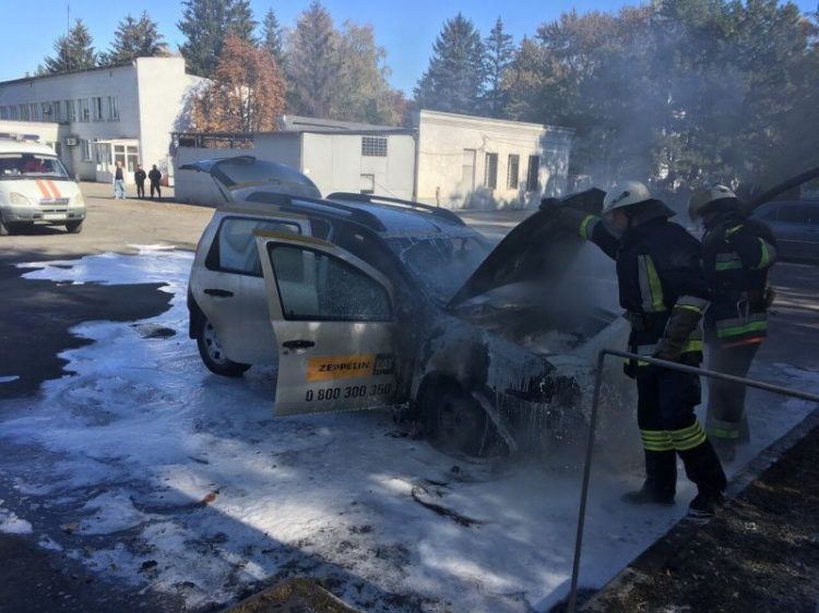 В Кривом Роге среди бела дня загорелся автомобиль Renault Duster (ФОТО, ВИДЕО)