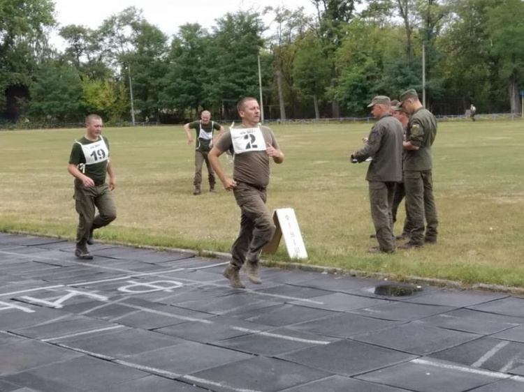 В Кривом Роге гвардейцы показали свою физическую подготовку (фото)