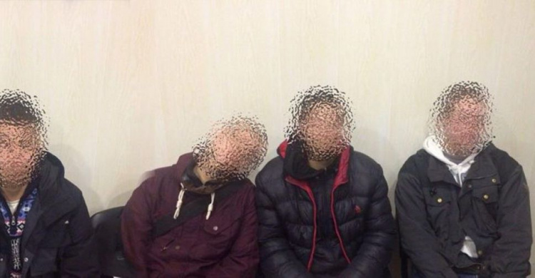 В Кривом Роге патрульные полицейские поймали четырёх парней с «травкой» (ФОТО)