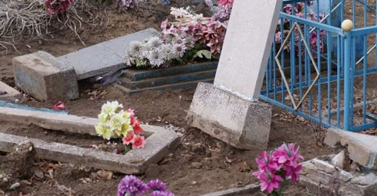 Вандалы надругались над могилами на кладбище под Кривым Рогом (фото)