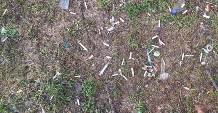 Жители Кривого Рога обеспокоены огромным количеством использованных шприцов на улицах города