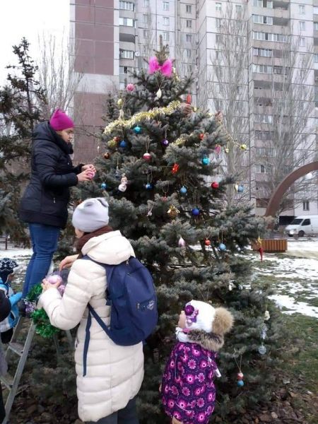 Жители одного из районов Кривого Рога самостоятельно украсили елку (фото)