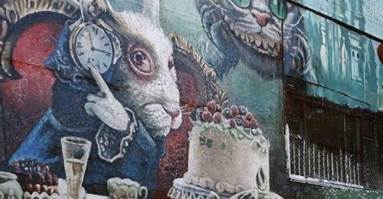 В Кривом Роге рисуют новое граффити со сказочными персонажами (ФОТО)