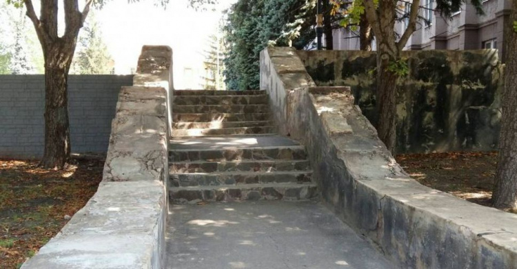 Жители Кривого Рога интересуются, почему лестницу возле админздания оставили разрушенной  (ФОТОФАКТ)