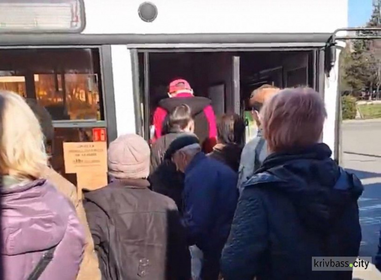 Транспортный коллапс в Кривом Роге: тысячи людей застряли на остановках