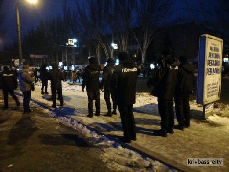 В Кривом Роге жители в знак протеста против подорожания проезда в маршрутках перекрыли дорогу (фото)