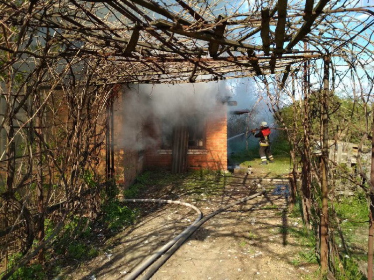 В Кривом Роге пожар оставил горожан без крыши над головой (фото)
