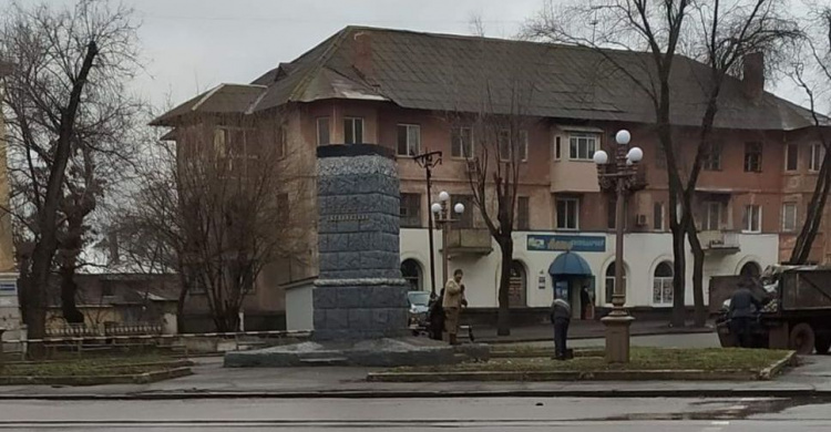 Дегетьманизация в Кривом Роге: исчез памятник Богдану Хмельницкому (фотофакт)