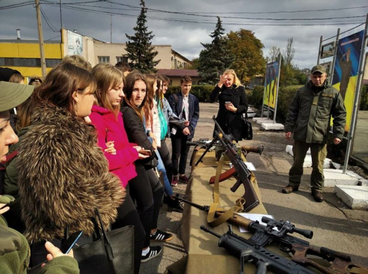 В преддверии праздника школьников гостеприимно встречали в Криворожской воинской части (фото)