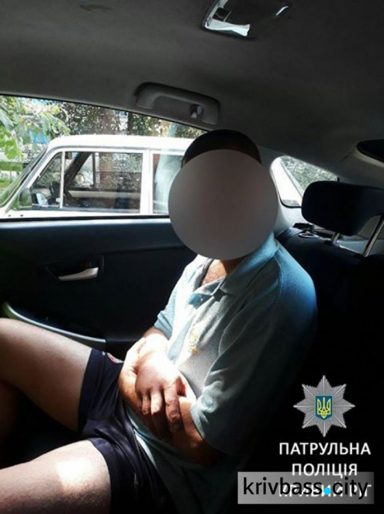 Грабеж средь бела дня: патрульные полицейские Кривого Рога задержали грабителя (ФОТО)