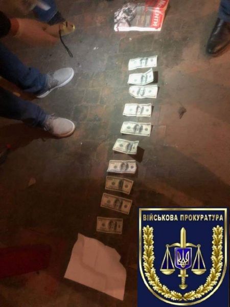 На Днепропетровщине задержан капитан полиции за взятку 1000 долларов, - военная прокуратура (фото)
