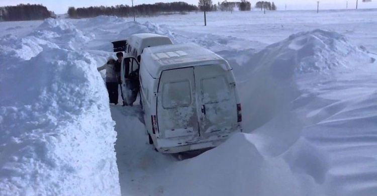 Спасатели Кривого Рога освободили из снежного плена грузовой микроавтобус (видео)