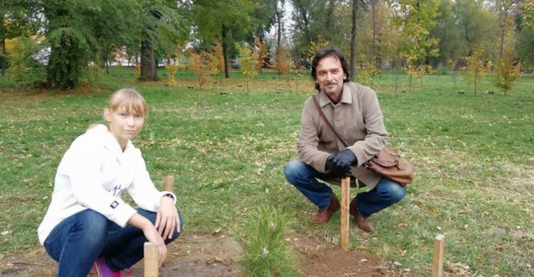 В Кривом Роге активисты высадили 40 сосен в парке Мершавцева (ФОТО)