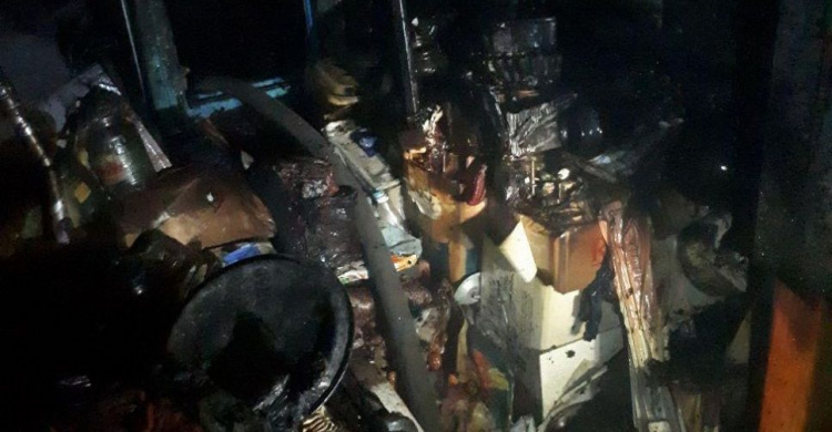 В Кривом Роге спасатели вынесли из горящего заброшенного дома женщину