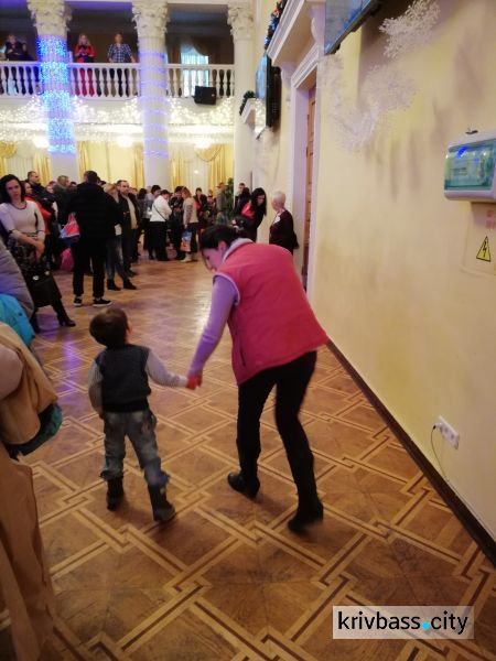 Ёлка строгого режима: в ДК "Металлургов" в Кривом Роге организаторы не пустили родителей на представление (ФОТО)