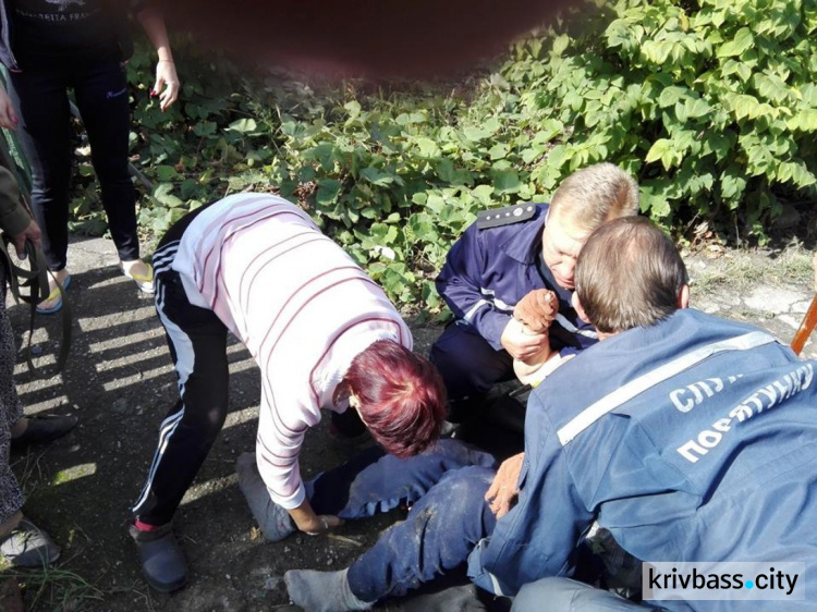 В Кривом Роге женщина упала в открытый люк. Ее доставали спасатели (ФОТО)