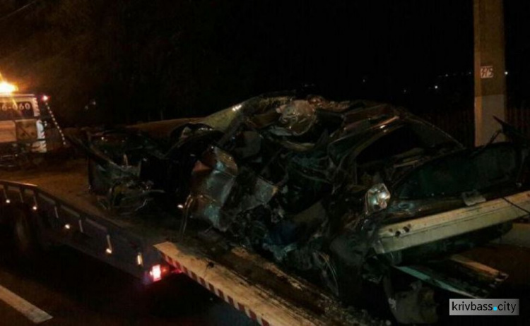 Ночная авария в Кривом Роге: водитель чудом остался живым (ФОТО)