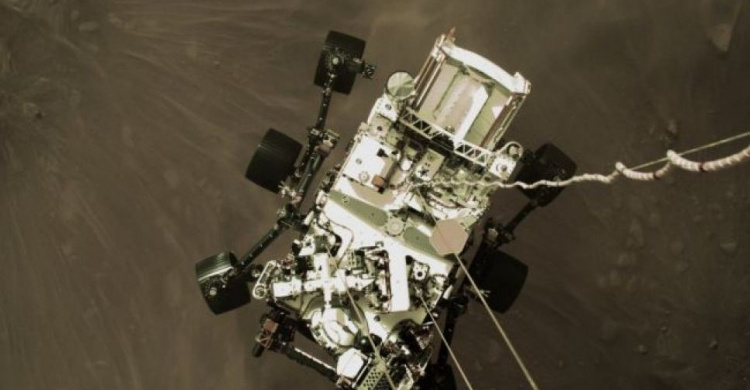 Марсоход Perseverance отправил первые цветные фото NASA