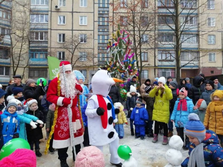 Ёлка, дед Мороз и сладости: как прошли праздники дворов в районах Кривого Рога (фото)