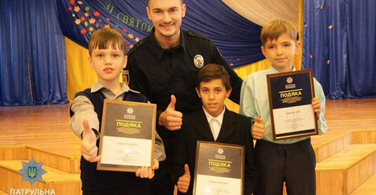 В Кривом Роге полиция наградила детей, задержавших грабителя (ФОТО)