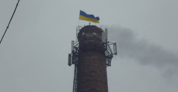 Патриоты обновили украинские флаги на котельных Кривого Рога