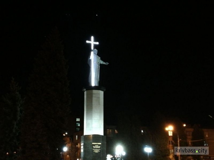 Самый высокий памятник в Европе порадовал криворожан вечерними огнями (ФОТОФАКТ, ВИДЕО)