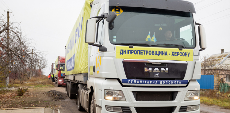 Із Дніпропетровщини в Херсон прийшли 4 вантажівки з продуктами та 20 комунальних машин