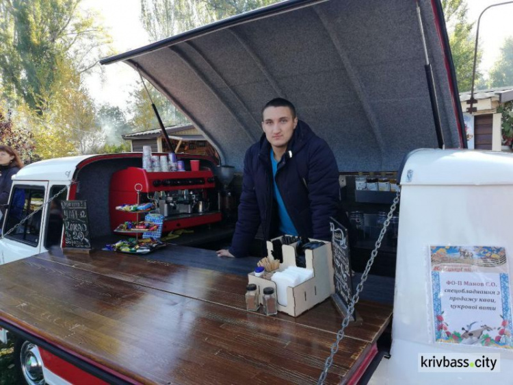 Криворожане продолжают удивлять: в городе появилась кофейня на колесах ретро-автомобиля (ФОТОФАКТ) + (ОБНОВЛЕНО)