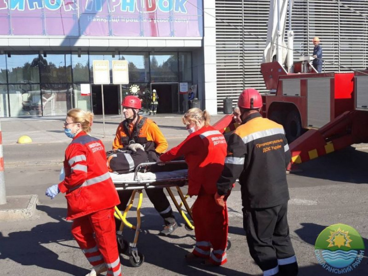 Спасатели сняли двух пострадавших с крыши развлекательного комплекса: как проходили учения в Кривом Роге (ФОТО)